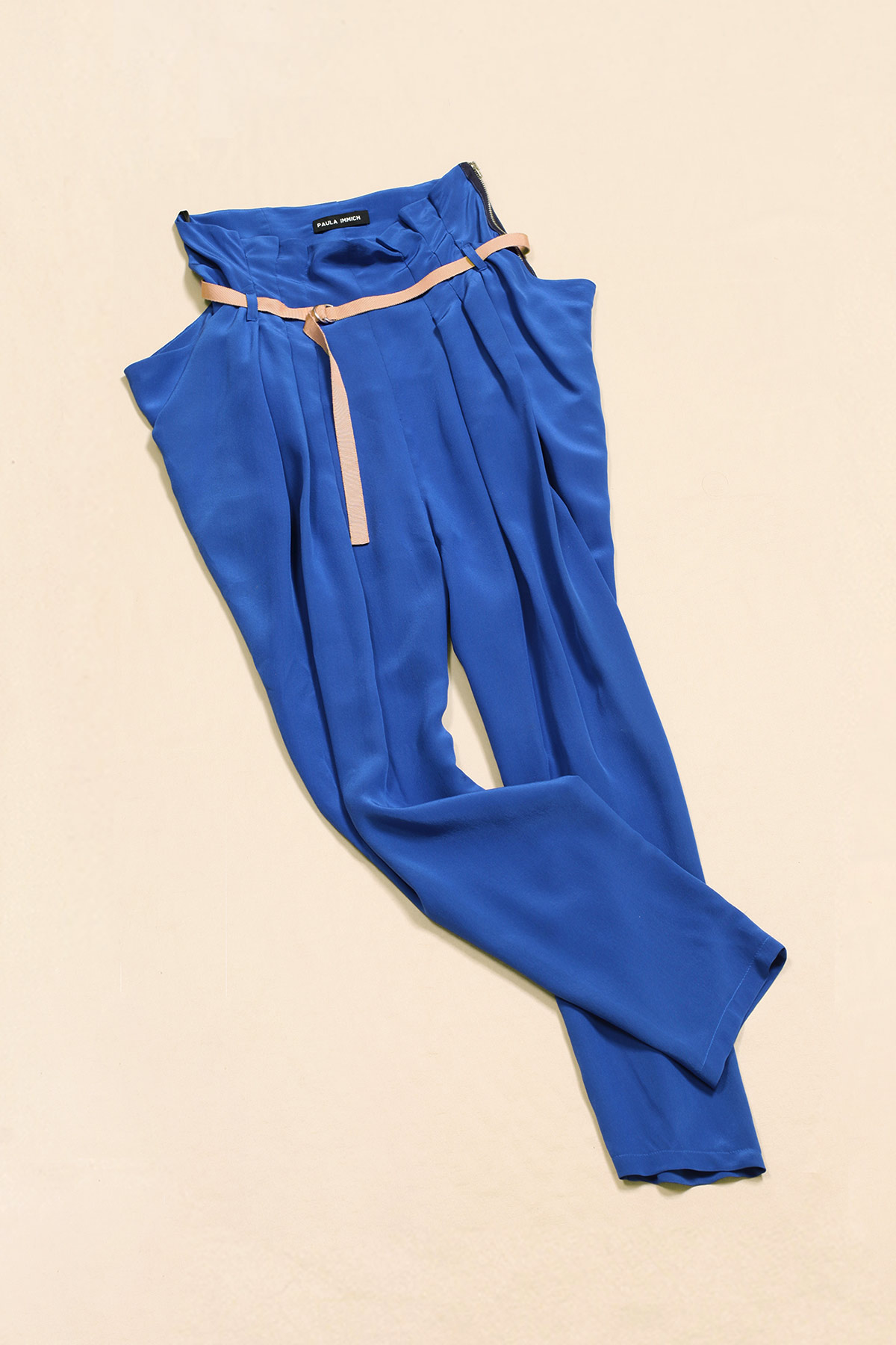 paula-immich-paperbag-pants-aus-blauer-seide-front