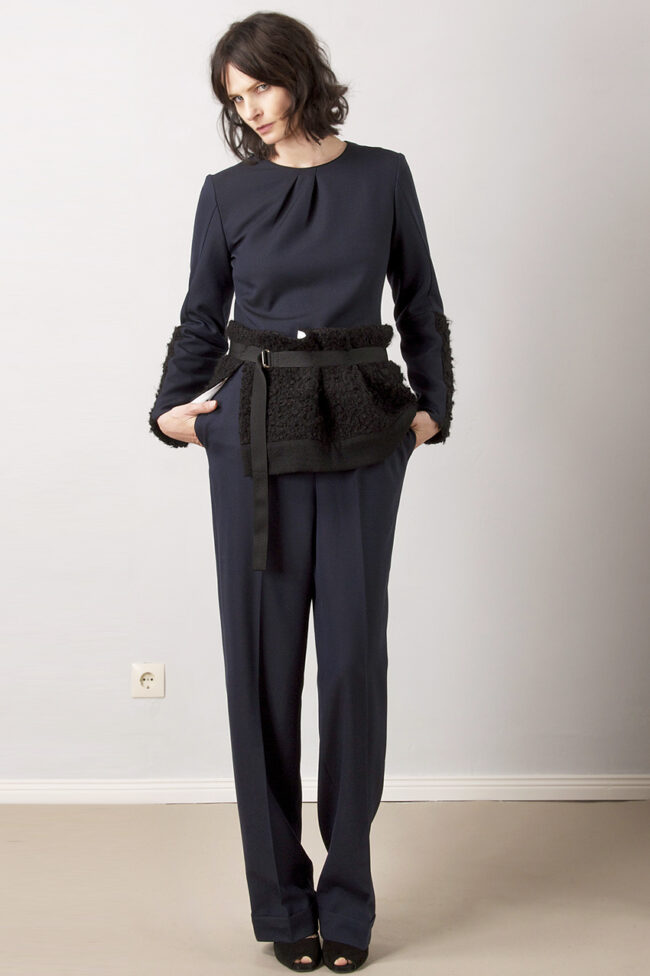 Overall aus Wolle mit breitem Gürtel aus Bouclé