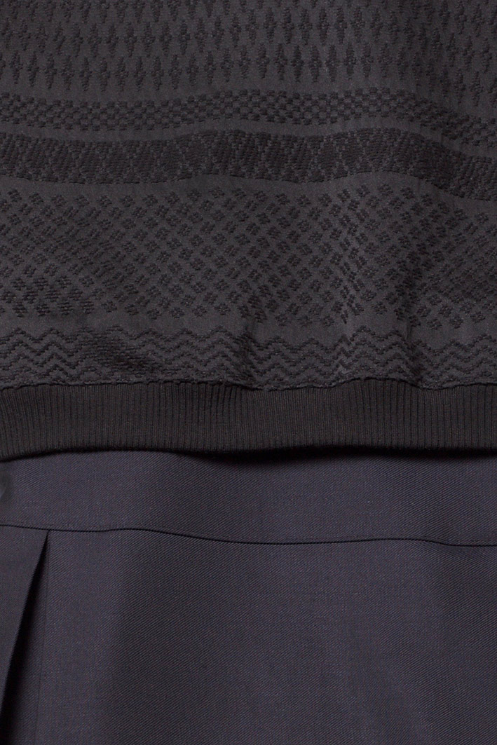 dunkelblaues-sweatshirt-kleid-mit-falten-by-paula-immich-material