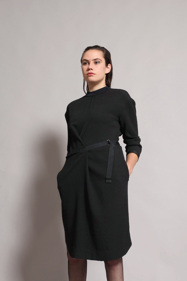paula-immich-Kleid aus schwarzem Crepe zum Wickeln