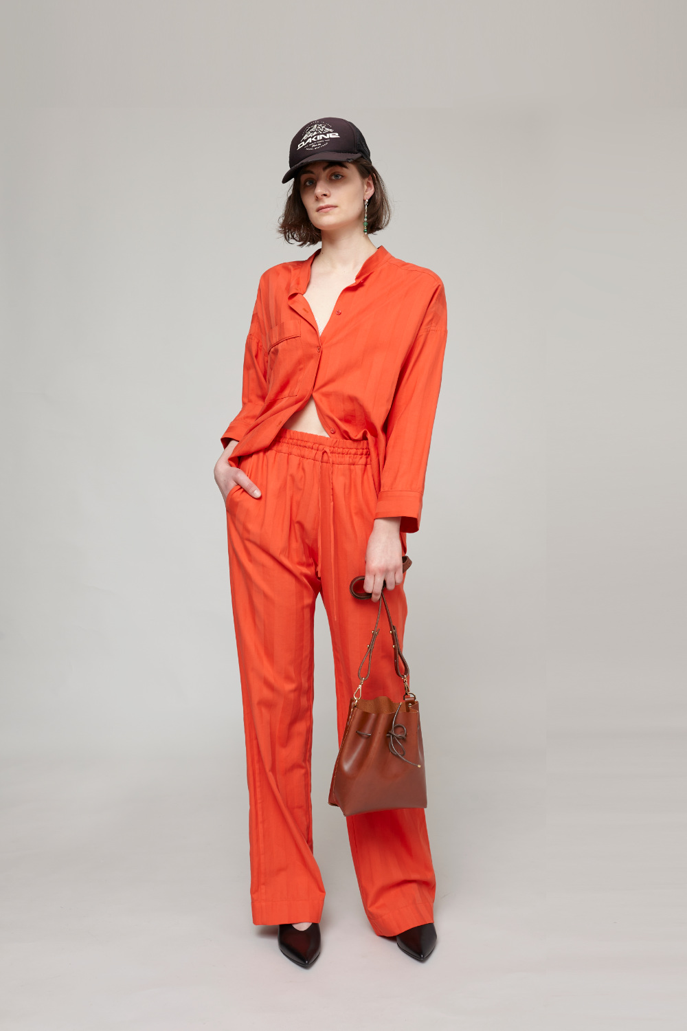 paula-immich-Wide Leg Hose aus orangefarbener Bio-Baumwolle mit eingewebten Streifen